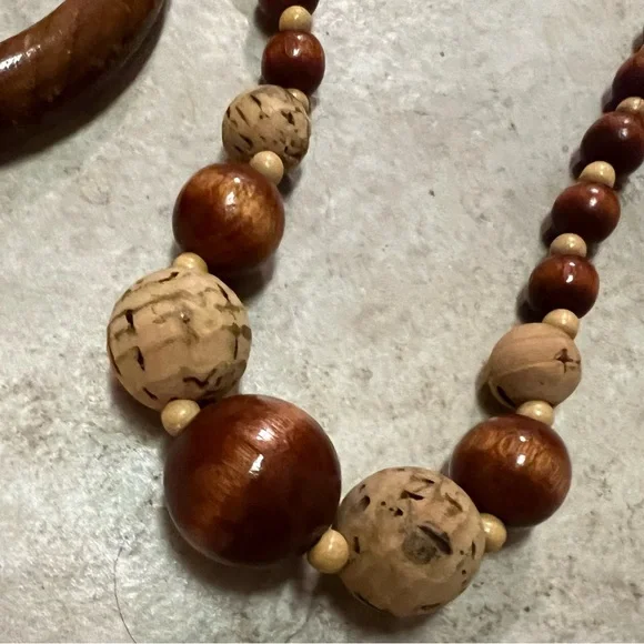 Vintage wood and cork beaded necklace and wood bangle set - Picture 2 of 4